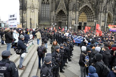 Vor dem Kölner Dom trafen am Samstag WDR-Kritiker und linke Gegendemonstranten aufeinander