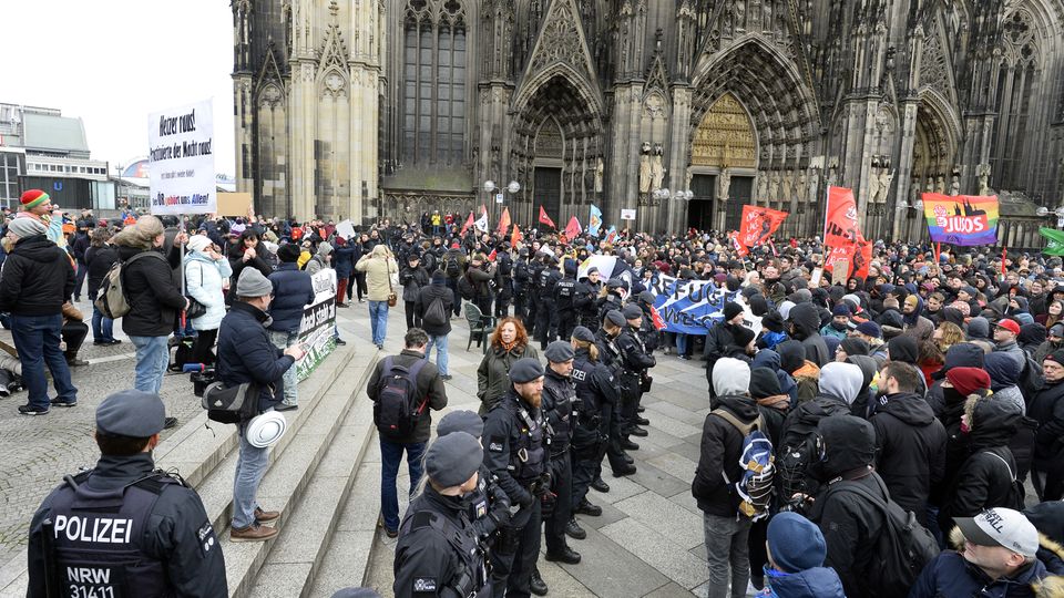 Vor dem Kölner Dom trafen am Samstag WDR-Kritiker und linke Gegendemonstranten aufeinander