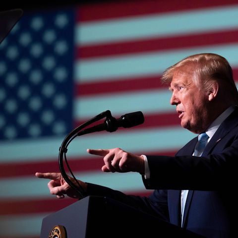 Donald Trump am Rednerpult vor der US-Flagge
