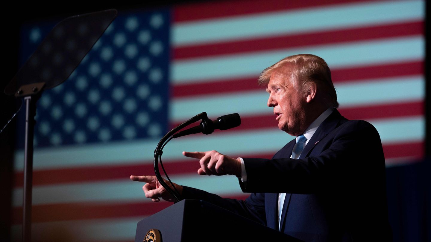 Donald Trump am Rednerpult vor der US-Flagge