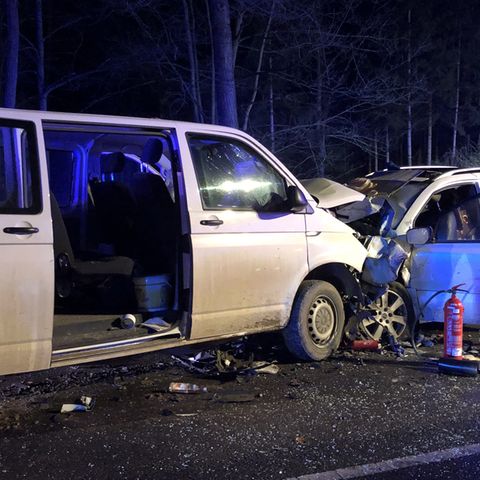 Ein Transporter und ein Auto mit einer fünfköpfigen Familie an Bord sind auf der Bundesstraße 2 in einen tödlichen Unfall verwickelt worden