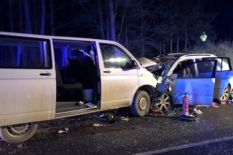 Ein Transporter und ein Auto mit einer fünfköpfigen Familie an Bord sind auf der Bundesstraße 2 in einen tödlichen Unfall verwickelt worden