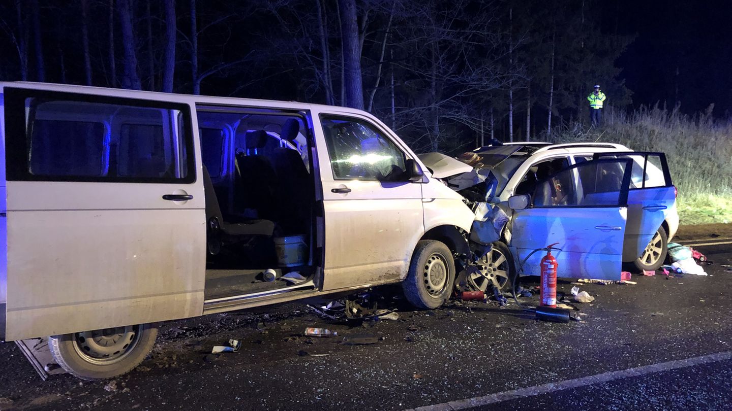 Ein Transporter und ein Auto mit einer fünfköpfigen Familie an Bord sind auf der Bundesstraße 2 in einen tödlichen Unfall verwickelt worden