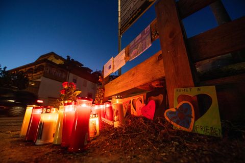 Blumen und Kerzen an der Unfallstelle in Luttach, Südtirol