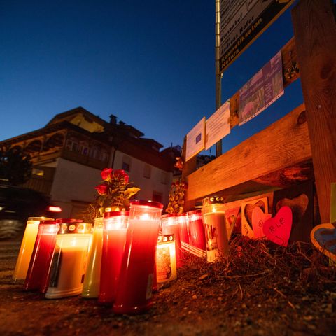 Blumen und Kerzen an der Unfallstelle in Luttach, Südtirol