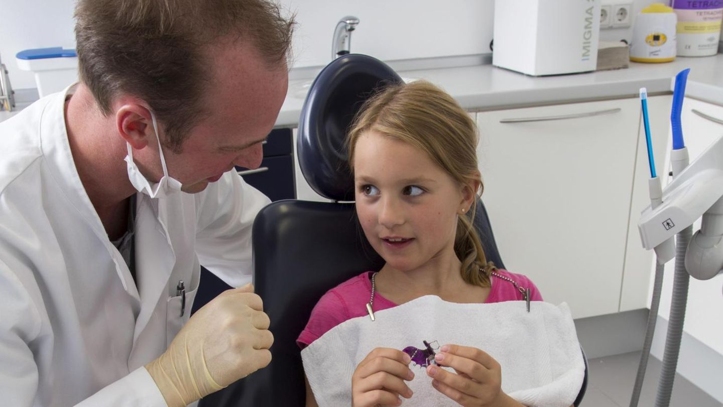 Kind mit Zahnspange beim Zahnarzt