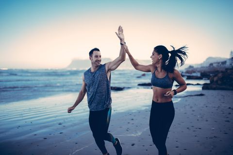 Diätpillen bei Stiftung Warentest: Ein sportliches Paar joggt über einen Strand