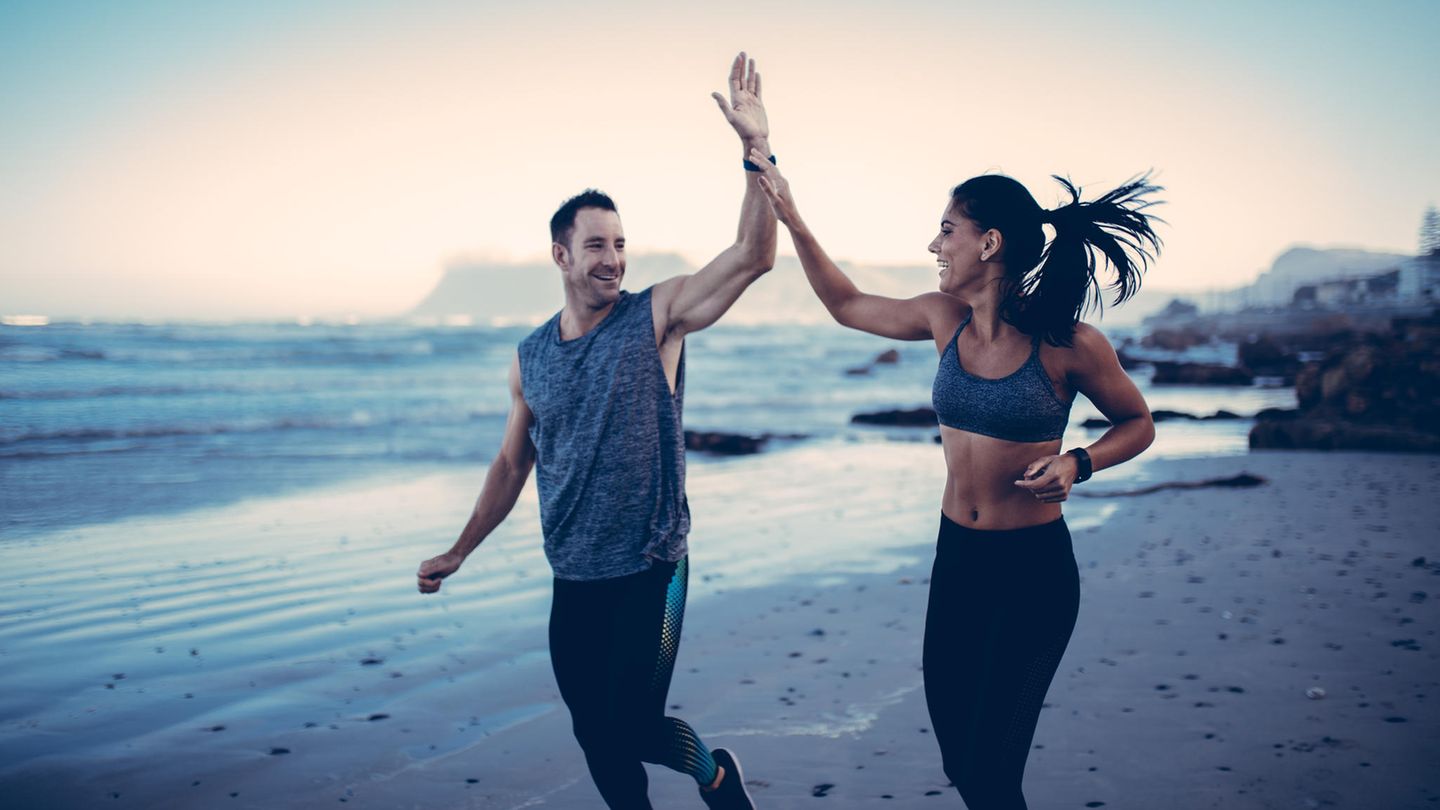 Diätpillen bei Stiftung Warentest: Ein sportliches Paar joggt über einen Strand