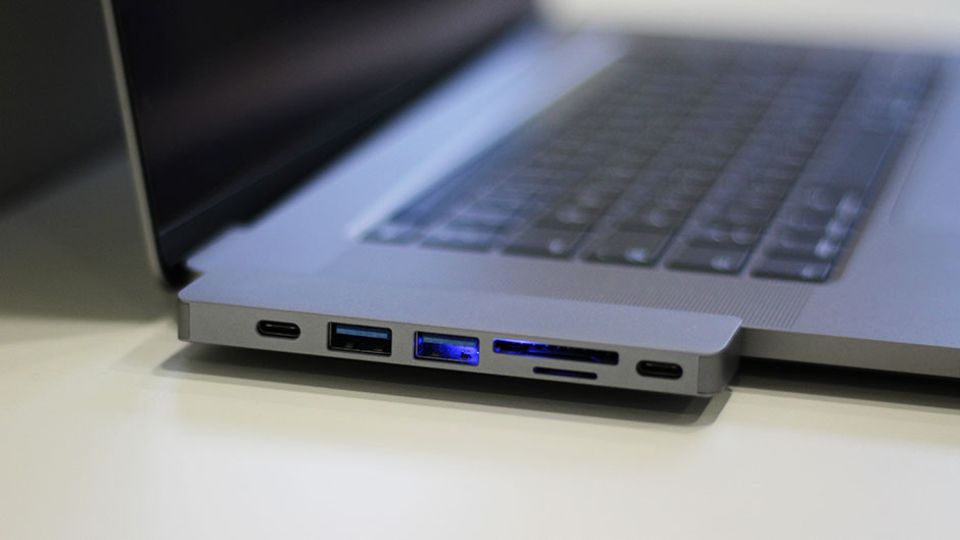 Als Zubehör empfiehlt sich ein praktischer USB-C-Hub