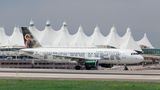 Platz 9. Denver (DEN)  Am Ostrand der Rocky Mountains liegt im Bundesstaat Colorado der internationale Flughafen von Denver, berüchtigt für seine Temperaturen bis unter −20 °C und starke Schneefälle im Winter. Dennoch schafft der Airport mit seinem markanten Zeltdach als Wahrzeichen eine glänzende Pünktlichkeit von 76,93 Prozent.
