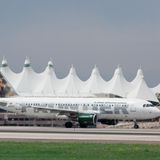 Platz 9. Denver (DEN)  Am Ostrand der Rocky Mountains liegt im Bundesstaat Colorado der internationale Flughafen von Denver, berüchtigt für seine Temperaturen bis unter −20 °C und starke Schneefälle im Winter. Dennoch schafft der Airport mit seinem markanten Zeltdach als Wahrzeichen eine glänzende Pünktlichkeit von 76,93 Prozent.