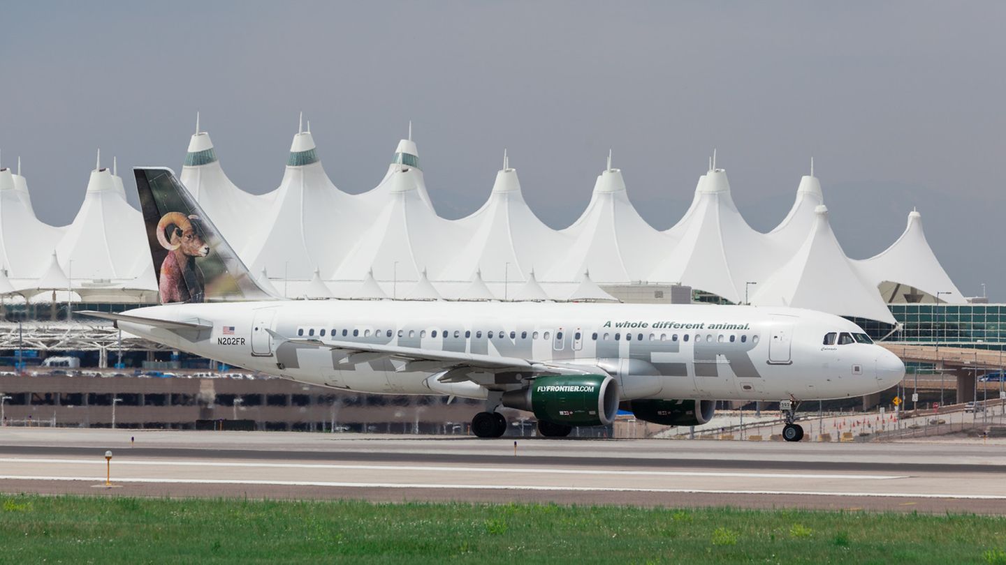 Mega-Airports 2019: Platz 9. Denver (DEN) Am Ostrand der Rocky Mountains liegt im Bundesstaat Colorado der internationale Flughafen von Denver, berüchtigt für seine Temperaturen bis unter −20 °C und starke Schneefälle im Winter. Dennoch schafft der Airport mit seinem markanten Zeltdach als Wahrzeichen eine glänzende Pünktlichkeit von 76,93 Prozent. Platz 9. Denver (DEN) Am Ostrand der Rocky Mountains liegt im Bundesstaat Colorado der internationale Flughafen von Denver, berüchtigt für seine Temperaturen bis unter −20 °C und starke Schneefälle im Winter. Dennoch schafft der Airport mit seinem markanten Zeltdach als Wahrzeichen eine glänzende Pünktlichkeit von 76,93 Prozent.