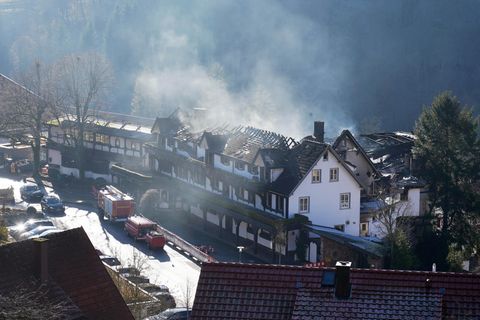 Baiersbronn: Rauch steigt aus dem zum Teil abgebrannten Dachstuhl des drei-Sterne-Restaurants «Schwarzwaldstube» auf