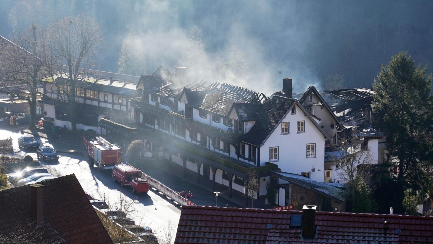 Baiersbronn: Rauch steigt aus dem zum Teil abgebrannten Dachstuhl des drei-Sterne-Restaurants «Schwarzwaldstube» auf