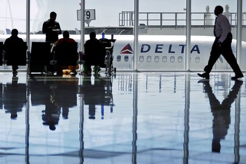 Passagiere im terimnal des Hartsfield–Jackson Atlanta International Airport