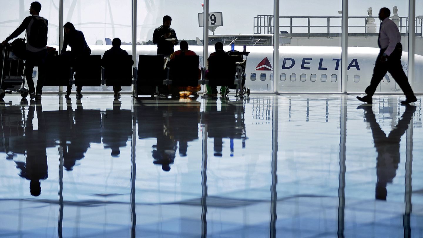 Passagiere im terimnal des Hartsfield–Jackson Atlanta International Airport