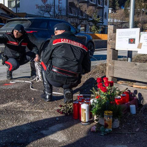 Ermittler begutachten die Unfallstelle in dem Südtiroler Skiort Luttach