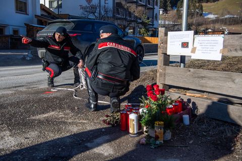 Ermittler begutachten die Unfallstelle in dem Südtiroler Skiort Luttach