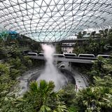 The Jewel mit einem 40 Meter hohen Indoor-Wasserfall im Changi Airport