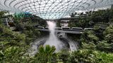 The Jewel mit einem 40 Meter hohen Indoor-Wasserfall im Changi Airport