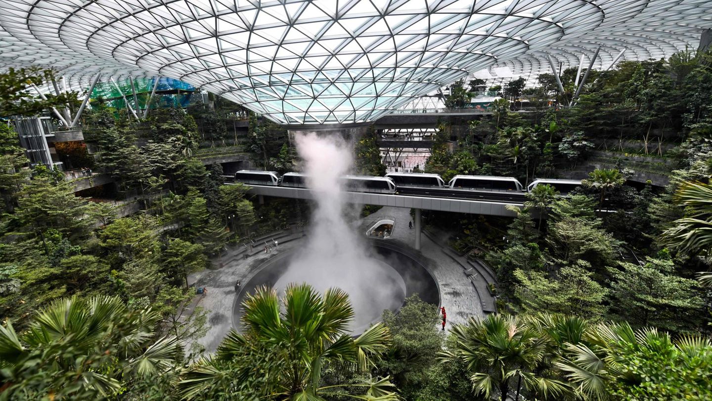 The Jewel mit einem 40 Meter hohen Indoor-Wasserfall im Changi Airport