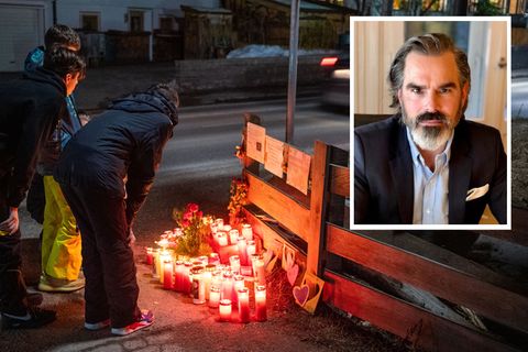 Blumen und Kerzen liegen an der Unglücksstelle. Rechts oben: Rechtsanwalt Arne Egging