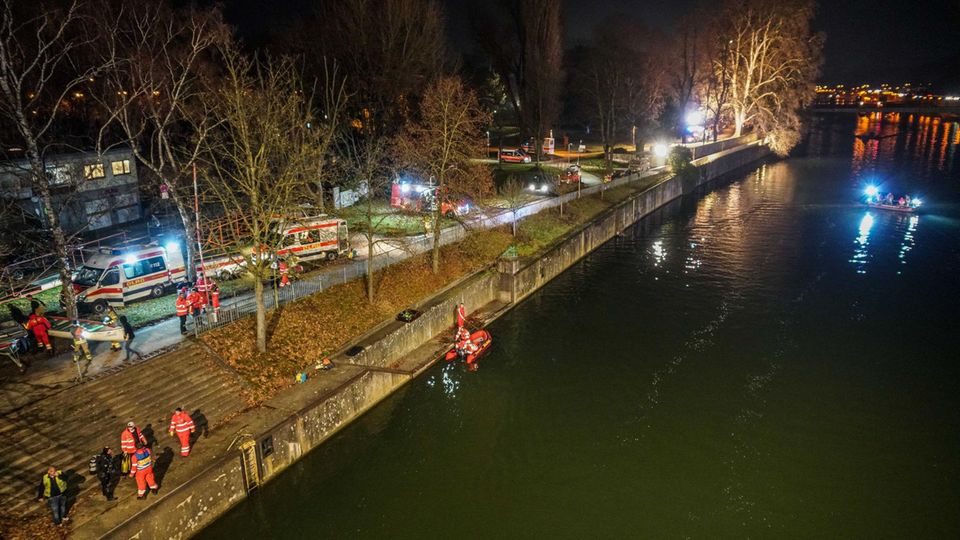 Nachrichten Deutschland Esslingen Rettungskräfte suchen im Neckar nach einer Person. Später haben sie einen Mann tot aus dem Neckar geborgen.