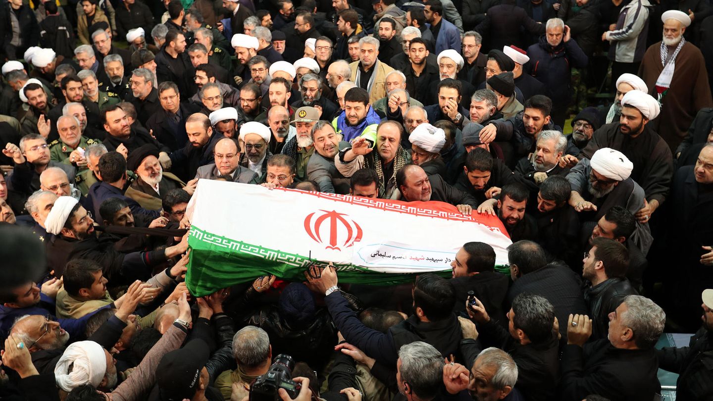 Der Sarg des iranischen Generals Ghassem Soleimani wird von Trauernden getragen