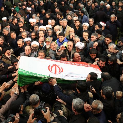 Der Sarg des iranischen Generals Ghassem Soleimani wird von Trauernden getragen