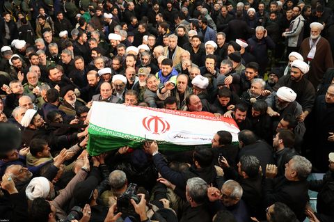 Der Sarg des iranischen Generals Ghassem Soleimani wird von Trauernden getragen