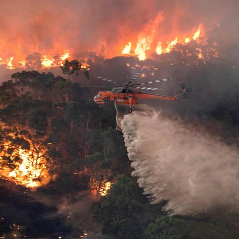 Ein Hubschrauber über dem Flammenmeer