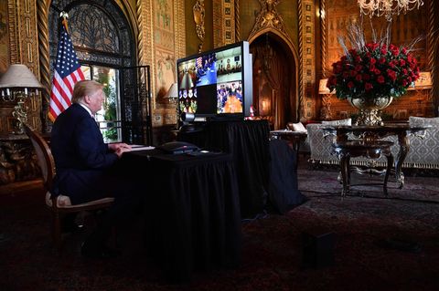 Trump vor einem großen Bildschirm