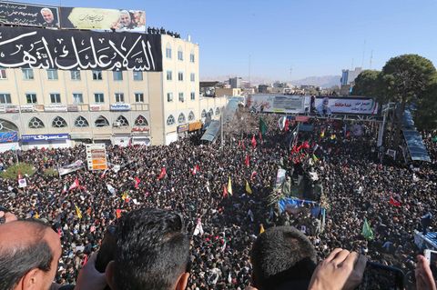 Hunderttausende Menschen haben sich in der Stadt Kerman versammelt