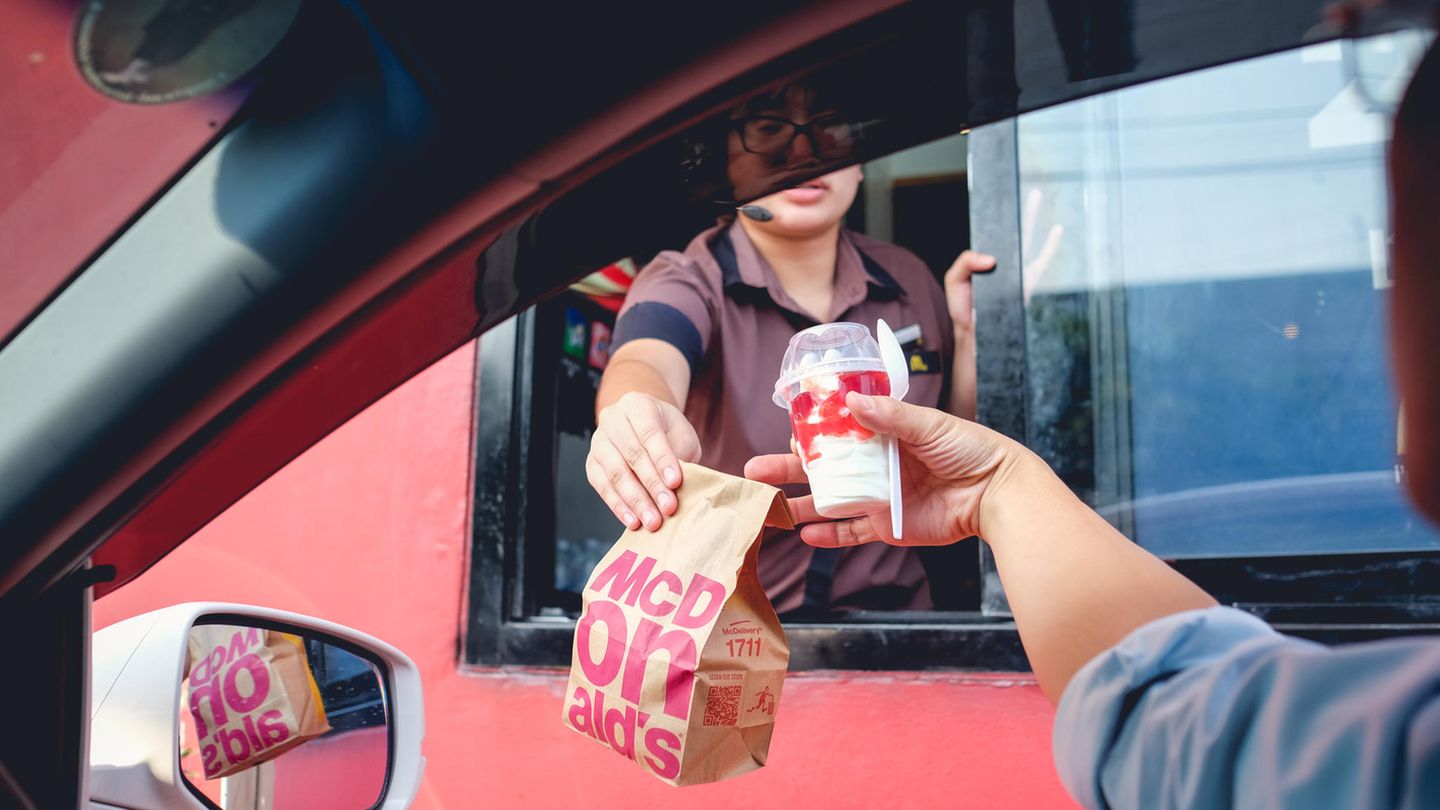 Kunde und Verkäuferin am Drive-Thru