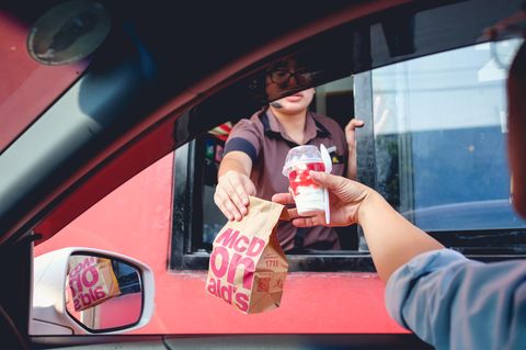 Kunde und Verkäuferin am Drive-Thru