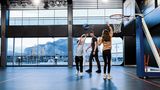 Jack , Jody und Lucy in der Sporthalle des Schiffes.