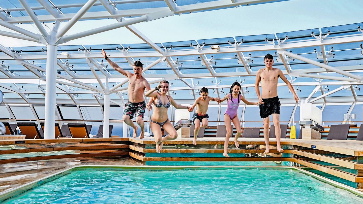MSC Grandiosa mit Silke Gronwald. Von Palermo über Valletta nach Barcelona. Familie Boden verbringt ihren Urlaub häufig auf den MSC Kreuzfahrtschiffen. Sie kommt im Yacht Club des Schiffes unter, welcher mit einem eigenen Pool, Sonnendeck, einem exklu... Jack (Mitte) springt mit Cousins und Cousinen in den Pool