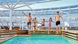 Jack (Mitte) springt mit Cousins und Cousinen in den Pool