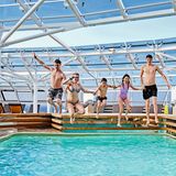 Jack (Mitte) springt mit Cousins und Cousinen in den Pool