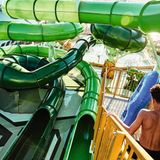 Eine riesige Wasserrutsche