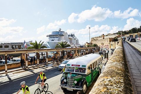 Im Hintergrund: die MSC Grandiosa. Im Vordergrund: Eine befahrene Straße