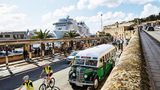 Im Hintergrund: die MSC Grandiosa. Im Vordergrund: Eine befahrene Straße
