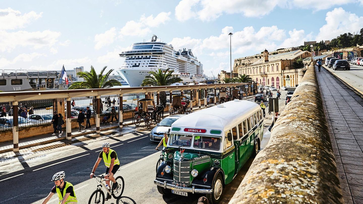 Im Hintergrund: die MSC Grandiosa. Im Vordergrund: Eine befahrene Straße