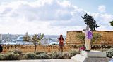 Touristen machen Urlaubsfotos am Hafen von Valletta