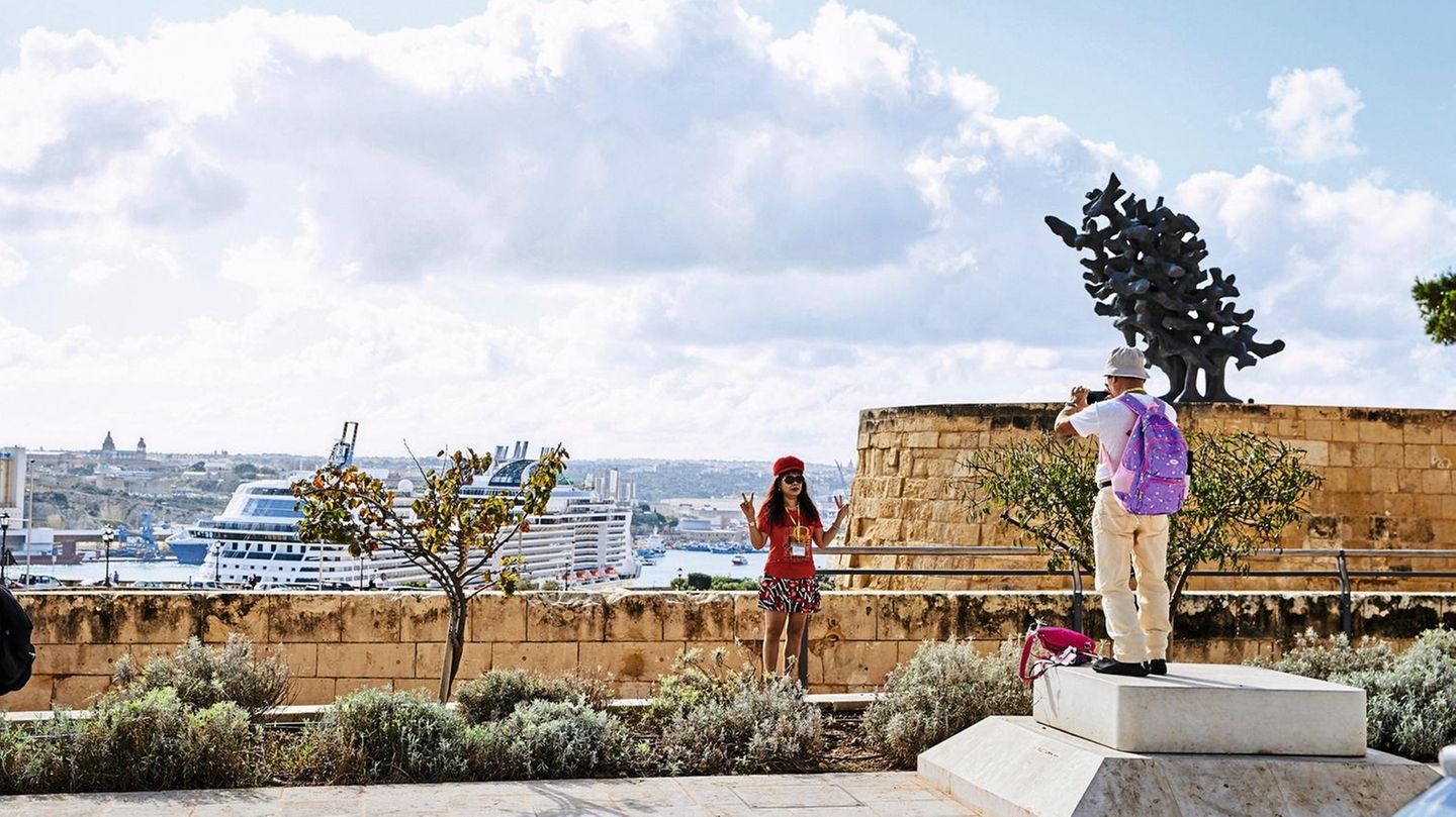 Touristen machen Urlaubsfotos am Hafen von Valletta
