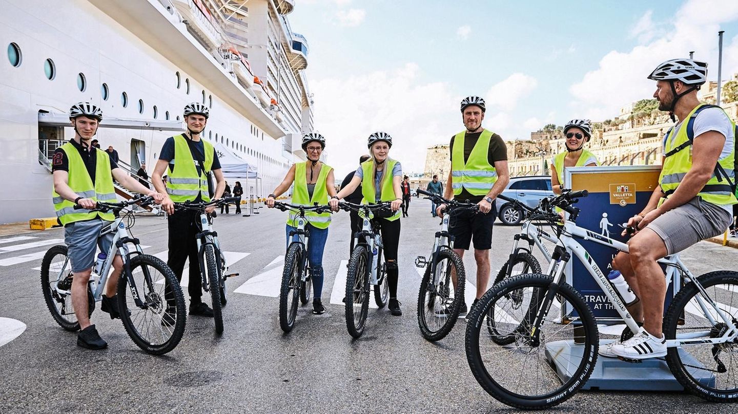 MSC Grandiosa mit Silke Gronwald. Von Palermo über Valletta nach Barcelona. Familie Boden verbringt ihren Urlaub häufig auf den MSC Kreuzfahrtschiffen. Sie kommt im Yacht Club des Schiffes unter, welcher mit einem eigenen Pool, Sonnendeck, einem exklu... Ein geführte Tour auf dem Rad