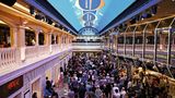 Eine Promenade mit Restaurants auf dem Schiff
