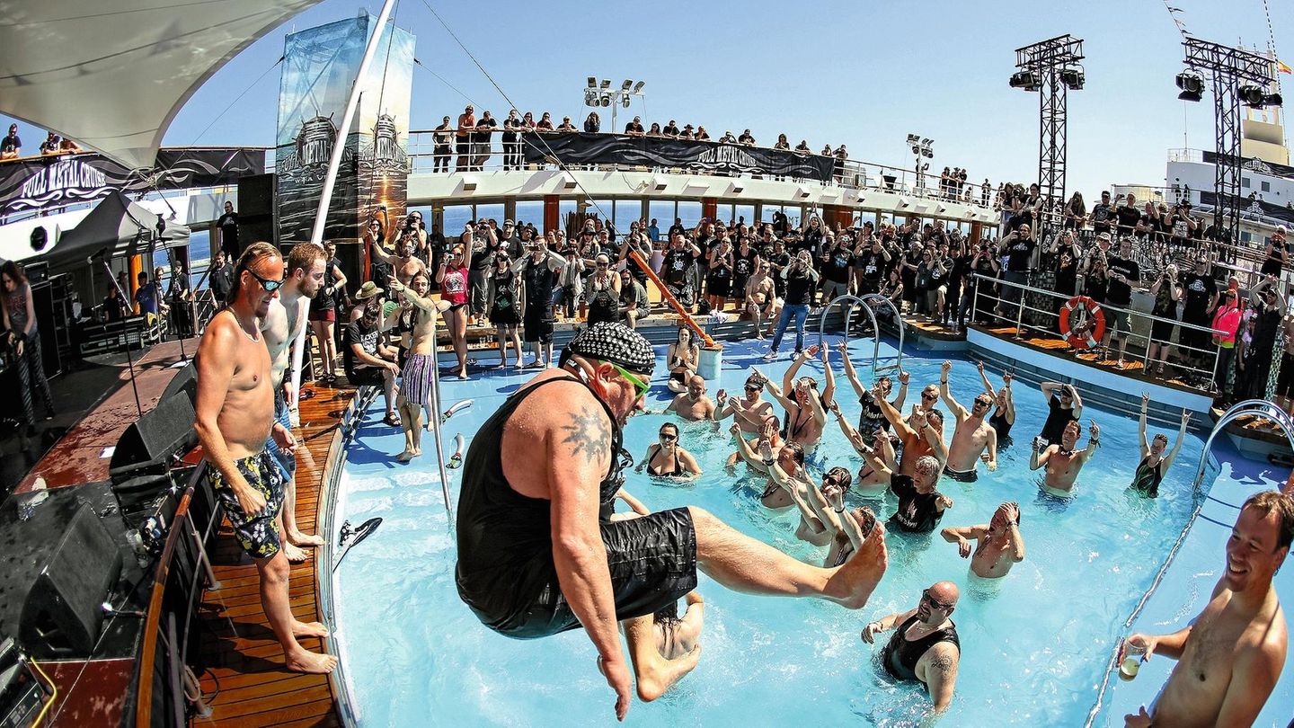 Hardrock-Fans planschen im Pool