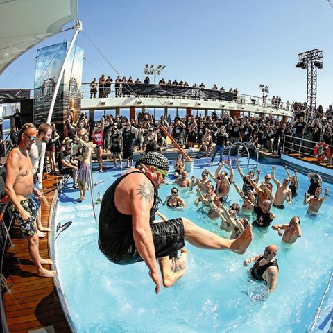 Hardrock-Fans planschen im Pool
