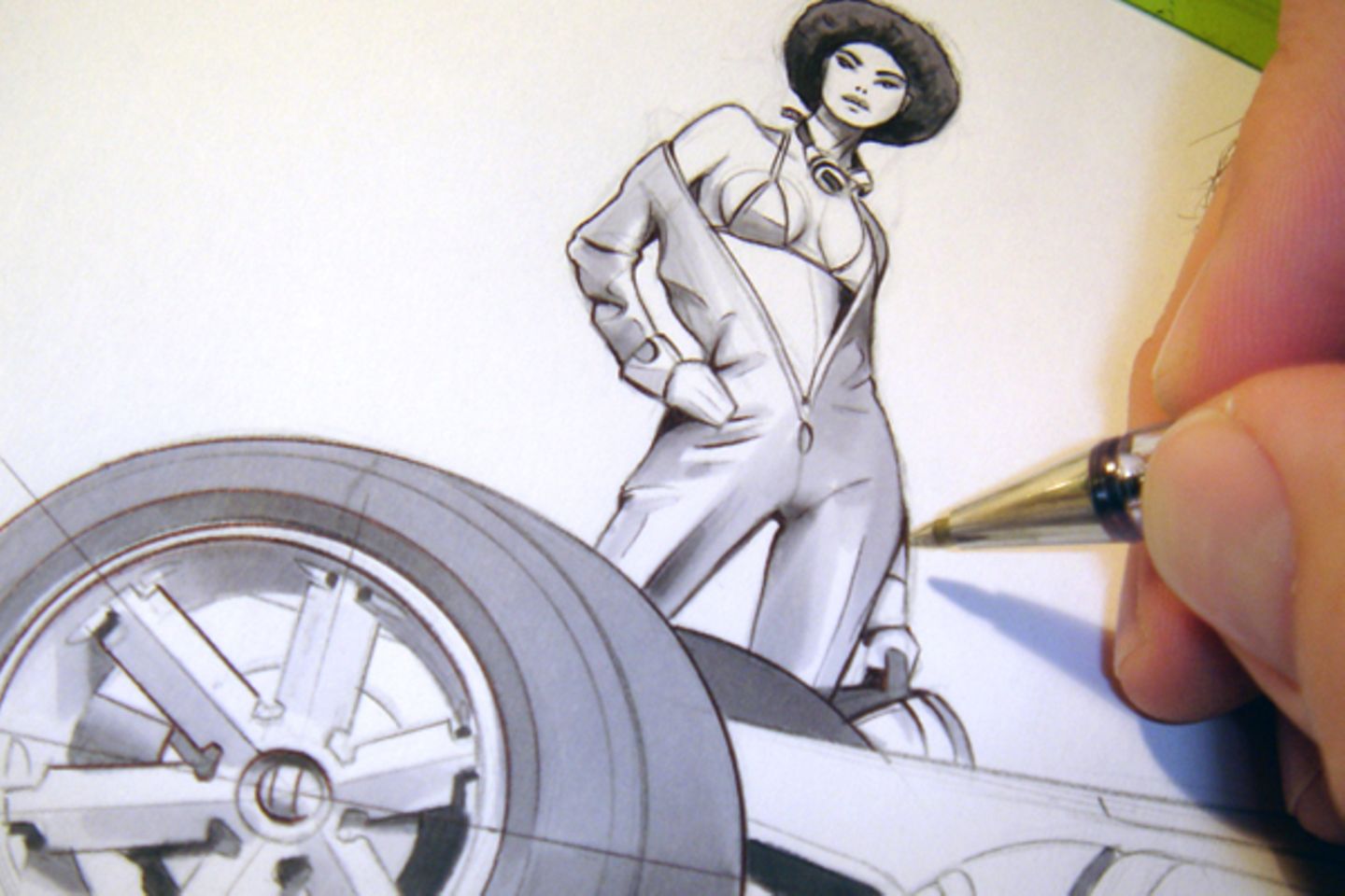 Bildband: Aber die altmodischen Nieten an seinen Vehikeln der fernen Zukunft seien irgendwie sexy, wiewohl man das Simon’sche Konzept des "wirklichen Lebens" extrem flexibel auslegen sollte. Seine im Buch "Cosmic Motors" festgehaltenen Visionen futuristischer Fahrzeuge - fusionsgetriebene Road-Cruisers, "Icetrains" für eine Crew von 1 Kapitän, 2 Navigatoren und 10 Zwergmechanikern (!) oder einen fast konventionellen sechsrädrigen Rennwagen - sind so realistisch, dass Schöpfer Daniel Simon sich selbst vor ein riesiges Patrol Vehicle photo-shoppte, um die Dimensionen zu demonstrieren. Aber die altmodischen Nieten an seinen Vehikeln der fernen Zukunft seien irgendwie sexy, wiewohl man das Simon’sche Konzept des "wirklichen Lebens" extrem flexibel auslegen sollte. Seine im Buch "Cosmic Motors" festgehaltenen Visionen futuristischer Fahrzeuge - fusionsgetriebene Road-Cruisers, "Icetrains" für eine Crew von 1 Kapitän, 2 Navigatoren und 10 Zwergmechanikern (!) oder einen fast konventionellen sechsrädrigen Rennwagen - sind so realistisch, dass Schöpfer Daniel Simon sich selbst vor ein riesiges Patrol Vehicle photo-shoppte, um die Dimensionen zu demonstrieren.